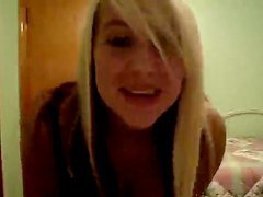 Blonde Chick Gets Some Webcam Fun in an Amazing Video