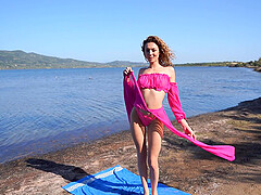 Skinny latina Isabella De Laa enjoys sex on the beach