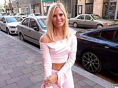 Blonde bombshell Candee Licious wants a facial