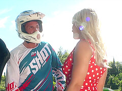 Outdoors video of quickie sex between a motocross rider and Rossella